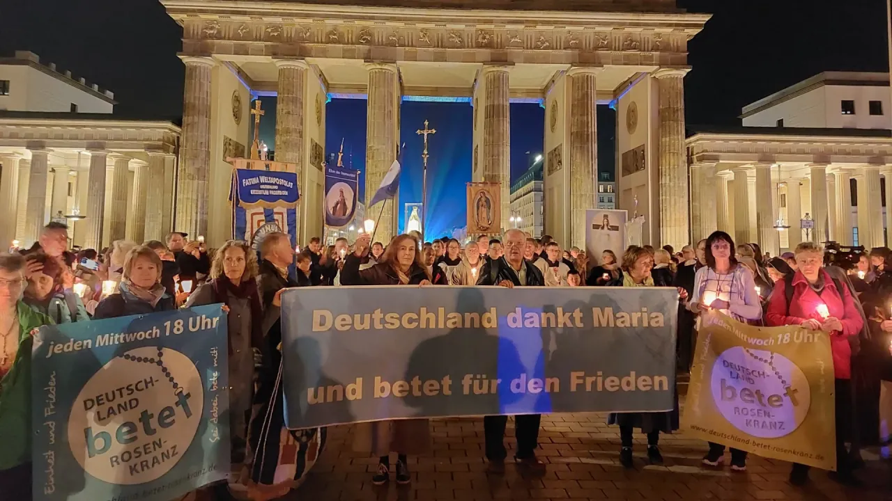 LIVE: Deutschland dankt Maria und betet für den Frieden - Heilige Messe und Prozession in Berlin