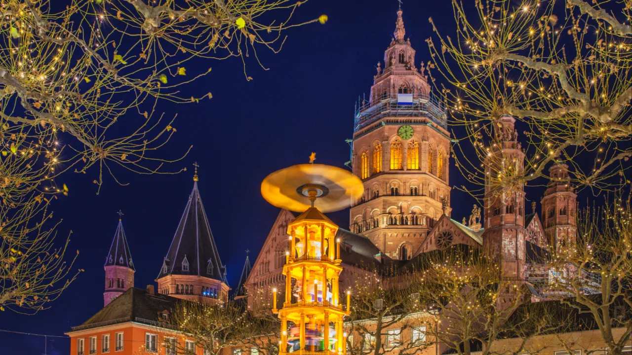 LIVE: Pontifikalamt zur Eröffnung der Adveniat-Weihnachtsaktion 2025 im Mainzer Dom