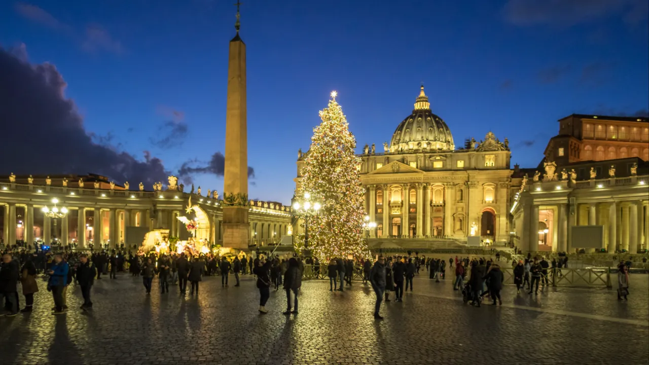 Einweihung der Krippe und Beleuchtung des Weihnachtsbaums auf dem Petersplatz im Vatikan