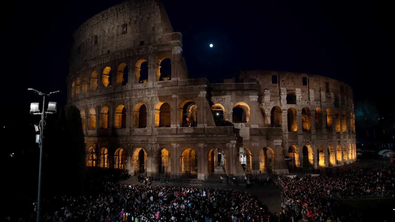 LIVE: Karfreitag - Kreuzweg am Kolosseum mit Papst Leo XIV. 