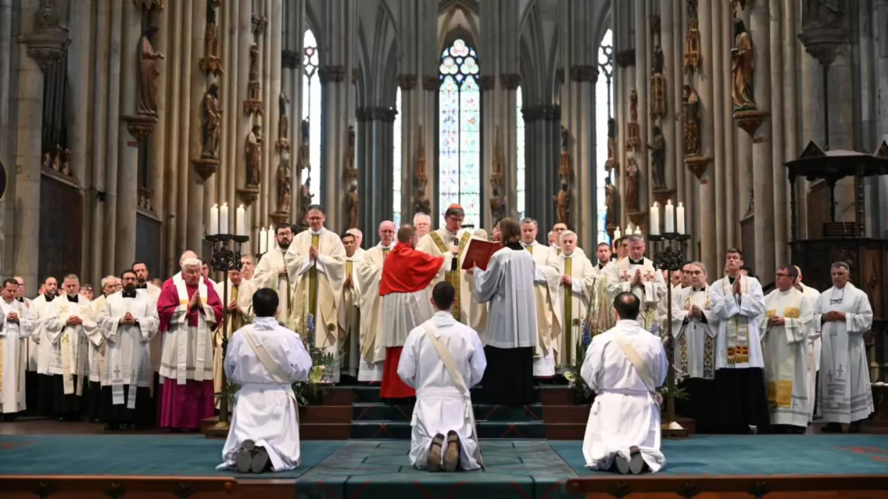 LIVE: Heilige Messe und Feier der Priesterweihe im Kölner Dom